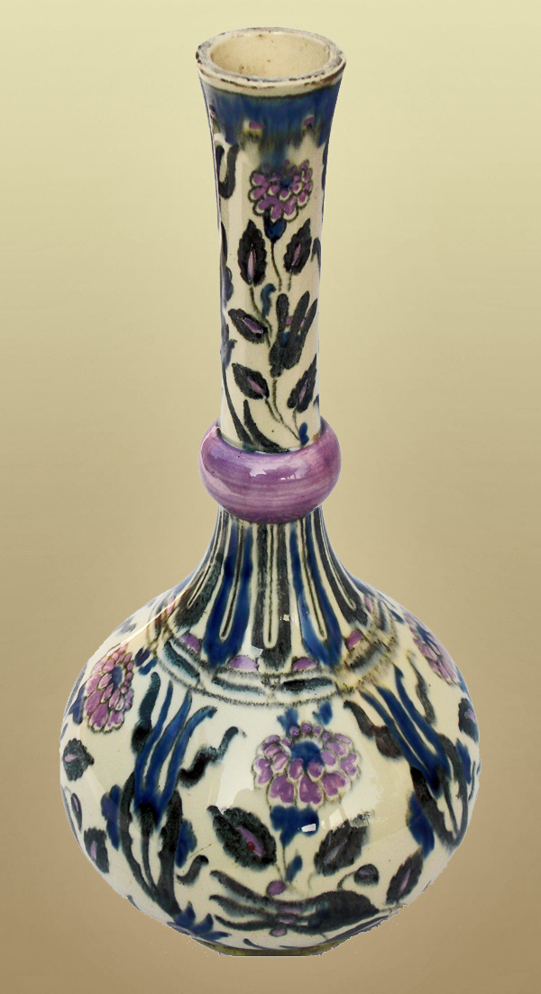 Nr.: 82, Te koop aangeboden sieraardewerk van Rozenburg, Omschrijving: (WFG merk) Plateel Perzische fles, Hoog 32 cm Breed 15 cm, Periode: Jaar 1889, Schilder : Onbekend , 